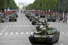 Xe tăng quân đội Pháp diễu binh trên đại lộ Champs-Elysees ngày 14/7. (Ảnh: AFP/TTXVN)