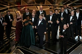 Đạo diễn Guillermo del Toro (giữa) cùng các diễn viên và đoàn làm phim "The Shape of Water" nhận giải thưởng danh giá "Phim điện ảnh xuất sắc nhất" tại Lễ trao giải Oscar 2018. (Ảnh: AFP/TTXVN)