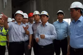Bộ trưởng Giao thông Vận tải Nguyễn Văn Thể và đoàn công tác làm việc với Công ty Hữu hạn Tập đoàn Cục 6 đường sắt Trung Quốc (tổng thầu EPC) tại khu Depor Hà Đông. (Ảnh: Huy Hùng/TTXVN)