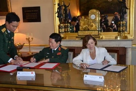 Bộ trưởng Quốc phòng Ngô Xuân Lịch và Bộ trưởng Quốc phòng Pháp Florence Parly ký kết thỏa thuận hợp tác quốc phòng giữa hai nước. (Ảnh: Toàn Trí/TTXVN)