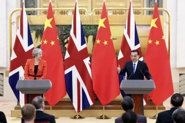 Thủ tướng Trung Quốc Lý Khắc Cường và người đồng cấp Anh Theresa May. (Ảnh: THX/TTXVN)