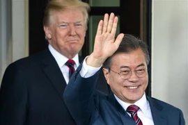 Tổng thống Hàn Quốc Moon Jae-in và người đồng cấp Mỹ Donald Trump. (Ảnh: TTXVN phát)