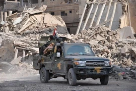 Các lực lượng ủng hộ Chính phủ Syria tuần tra tại Deir Ezzor. (Ảnh: AFP/TTXVN)