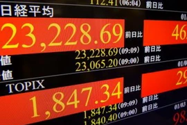 Bảng tỷ giá chứng khoán tại sàn giao dịch chứng khoán Tokyo, Nhật Bản ngày 4/1 vừa qua. (Ảnh: Kyodo/TTXVN)