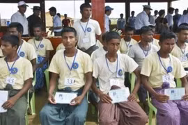 Người Hồi giáo Rohingya sau khi hồi hương về thị trấn Maungdaw, bang Rakhine, Myanmar ngày 28/5 vừa qua. (Ảnh: Kyodo/TTXVN) 