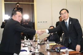 Chủ tịch Ủy ban thống nhất hòa bình Triều Tiên Ri Son-gwon (trái) và Bộ trưởng Thống nhất Hàn Quốc Cho Myoung-gyon (phải) tại cuộc đàm phán cấp cao liên Triều ở làng đình chiến Panmunjom ngày 9/1 vừa qua. (Ảnh: THX/TTXVN)