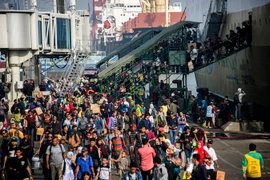Hành khách xuống tàu khi đến cảng Surabaya ở Đông Java vào ngày 11/6, khi mọi người chào mừng lễ hội Eid al-Fitr. (Nguồn: AFP)