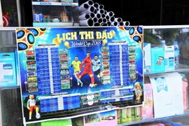  Lịch thi đấu World Cup 2018 được bày bán rất nhiều tại các cửa hàng tạp hóa trên địa bàn quận Hai Bà Trưng. (Ảnh: Quang Quyết/TTXVN)