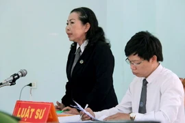 Luật sư Trần Thị Ngọc Nữ trong một lần tham gia phiên tòa bảo vệ trẻ em. (Ảnh: TTXVN phát)