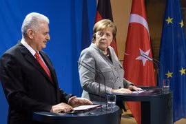 Thủ tướng Đức Angela Merkel và người đồng cấp Thổ Nhĩ Kỳ Binali Yildirim tại buổi họp báo. (Ảnh: AFP/TTXVN)