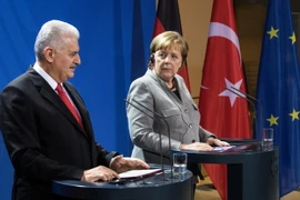 Thủ tướng Đức Angela Merkel và người đồng cấp Thổ Nhĩ Kỳ Binali Yildirim tại buổi họp báo. (Ảnh: AFP/TTXVN)