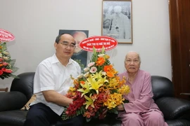 Bí thư Thành ủy TP. Hồ Chí Minh Nguyễn Thiện Nhân thăm hỏi, tặng quà cụ Ngô Thị Huệ (Bảy Huệ), nguyên Vụ trưởng Vụ Tổ chức cán bộ, phu nhân cố Tổng Bí thư Nguyễn Văn Linh. (Ảnh: Thanh Vũ/TTXVN)