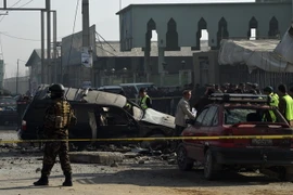 Nhân viên an ninh Afghanistan gác tại hiện trường một vụ nổ ở Dasht-E-Barchi, thủ đô Kabul. (Ảnh: AFP/TTXVN)