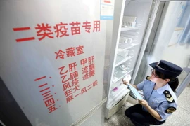 Nhân viên thực thi pháp luật thuộc Cơ quan quản lý và giám sát thị trường kiểm tra việc cung ứng vắcxin tại Dung An, khu tự trị dân tộc Choang Quảng Tây, Trung Quốc ngày 23/7 vừa qua. (Ảnh: EPA/TTXVN)