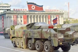 Một tên lửa đạn đạo tầm trung của Triều Tiên được giới thiệu tại lễ duyệt binh ở thủ đô Bình Nhưỡng tháng 10/2015. (Ảnh: Kyodo/TTXVN)