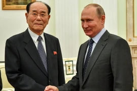Tổng thống Nga Vladimir Putin và Chủ tịch Quốc hội Triều Tiên Kim Yong. (Ảnh: AFP/TTXVN)
