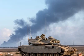 Xe quân sự của quân đội Israel được triển khai gần khu vực biên giới với Dải Gaza. (Nguồn: AFP/TTXVN)
