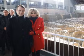 Tổng thống Pháp Emmanuel Macron (trái) và phu nhân Brigitte Macron (phải) trong chuyến thăm thành phố Tây An, Trung Quốc ngày 8/1. (Ảnh: AFP/TTXVN)