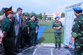 Chiến sỹ lực lượng gìn giữ hòa bình Việt Nam giới thiệu mô hình triển khai bộ trang bị Bệnh viện dã chiến cấp 2 số 1. (Ảnh: Nguyễn Xuân Khu/TTXVN)