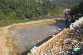 Bể chứa chất thải của nhà máy chế biến bột sắn của Công ty Cổ phần tinh bột Hồng Diệp - Điện Biên bị vỡ. (Ảnh: Nguyễn Xuân Tiến/TTXVN)