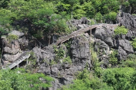 Hệ thống lan can đã được tách dỡ ra khỏi công trình. (Ảnh: Ninh Đức Phương/TTXVN)