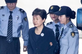 Cựu Tổng thống Hàn Quốc Park Geun-hye (phía trước) tới tòa án quận trung tâm Seoul ngày 23/5/2017. (Ảnh: THX/TTXVN) 
