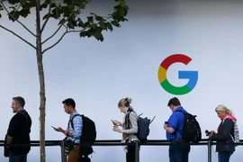 Khách hàng đợi truy cập vào một sản phẩm mới của Google tại San Francisco, California của Mỹ ngày 4/10/2017. (Ảnh: AFP/TTXVN)