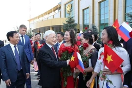 Cán bộ Đại sứ quán và đại diện cộng đồng người Việt Nam tại Liên bang Nga đón Tổng Bí thư Nguyễn Phú Trọng. (Ảnh: Trí Dũng/TTXVN)
