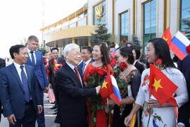 Cán bộ Đại sứ quán và đại diện cộng đồng người Việt Nam tại Liên bang Nga đón Tổng Bí thư Nguyễn Phú Trọng. (Ảnh: Trí Dũng/TTXVN)