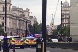 Cảnh sát phong tỏa hiện trường vụ đâm xe vào hàng rào an ninh bên ngoài tòa nhà Quốc hội Anh ở thủ đô London ngày 14/8. (Ảnh: AFP/TTXVN)