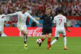  Tiền vệ Ivan Rakitic (giữa) tranh bóng với các cầu thủ đội tuyển Anh trong trận đấu vòng bán kết World Cup 2018 diễn ra ở Moskva của Nga ngày 11/7 vừa qua. (Ảnh: THX/TTXVN)