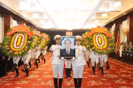 Đội tiêu binh chuyển di ảnh và linh cữu đồng chí Phan Văn Khải ra linh xa. (Ảnh: Trí Dũng/TTXVN)
