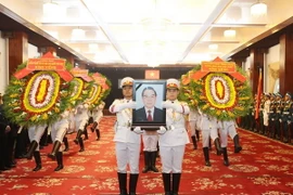 Đội tiêu binh chuyển di ảnh và linh cữu đồng chí Phan Văn Khải ra linh xa. (Ảnh: Trí Dũng/TTXVN)