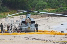 Binh sỹ Mỹ điều tra tại hiện trường vụ việc. (Ảnh: Kyodo/TTXVN)