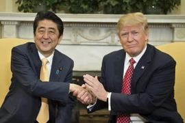 Thủ tướng Nhật Bản Shinzo Abe và Tổng thống Mỹ Donald Trump. (Ảnh: AFP/TTXVN)