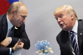 Tổng thống Nga Vladimir Putin và người đồng cấp Mỹ Donald Trump. (Ảnh: AFP/TTXVN)