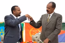 Thủ tướng Ethiopia Abiy Ahmed (trái) và Tổng thống Eritrea Isaias Afwerki tại buổi lễ mở lại Đại sứ quán Eritrea tại Addis Ababa, Ethiopia ngày 16/7 vừa qua. (Ảnh: AFP/TTXVN)
