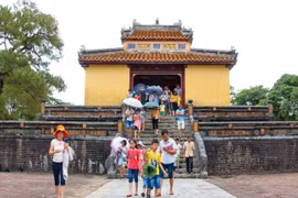 Khách du lịch tham quan hệ thống di tích Cố đô Huế từ tour du lịch "Huế-Một điểm đến 5 di sản." (Ảnh: Quốc Việt/TTXVN)
