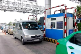 Trạm BOT T1 xả trạm để giải tỏa kẹt xe. (Ảnh: Thanh Liêm/TTXVN)