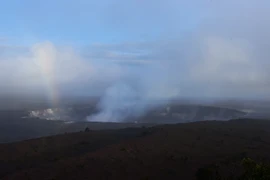 Miệng núi lửa Kilauea trên đảo Hawaii, Mỹ ngày 7/5. (Ảnh: AFP/TTXVN)