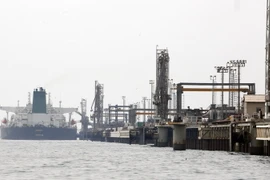 Tàu chở dầu của Iran cập cảng trên đảo Khark ở ngoài khơi vùng Vịnh Persian. (Ảnh: AFP/TTXVN)
