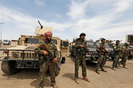 Các thành viên SDF chuẩn bị cho chiến dịch chống IS ở gần Abu Kamal, tỉnh Deir Ezzor. (Ảnh: AFP/TTXVN)