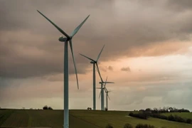 Cối xay gió tại Loiyangalani, Marsabit, miền bắc Kenya ngày 29/6 vừa qua. (Ảnh: AFP/TTXVN)