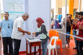 Ứng cử viên Tổng thống Maldives Ibrahim Mohamed Solih (thứ 2, trái) bỏ phiếu tại một điểm bầu cử ở Male ngày 23/9. (Ảnh: AFP TTXVN)
