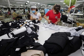 Công nhân may hàng xuất khẩu. (Ảnh: Trần Việt/ TTXVN)