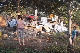 Một ngôi nhà bị hư hại sau trận động đất. (Ảnh: AFP/TTXVN)
