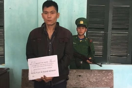 Đối tượng Phạm Văn Mạnh cùng tang vật vụ án. (Ảnh: Trịnh Duy Hưng/TTXVN)