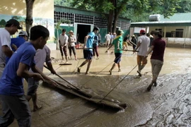 Giáo viên và phụ huynh học sinh tổng dọn vệ sinh tại trường Tiểu học thị trấn Mường Xén, huyện Kỳ Sơn, tỉnh Nghệ An. (Ảnh: Tá Chuyên/TTXVN)