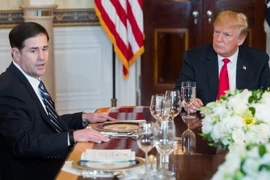 Tổng thống Mỹ Donald Trump (phải) và Thống đốc bang Arizona Doug Ducey (trái) tại một bữa tiệc tối ở Nhà Trắng. (Ảnh: AFP/TTXVN)