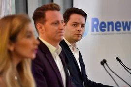 Các quan chức của đảng Đổi mới Sandra Khadhouri, James Clarke và James Torrance tại lễ thành lập đảng ở London ngày 19/2. (Ảnh: AFP/TTXVN)